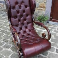 Fauteuil capitonné en cuir