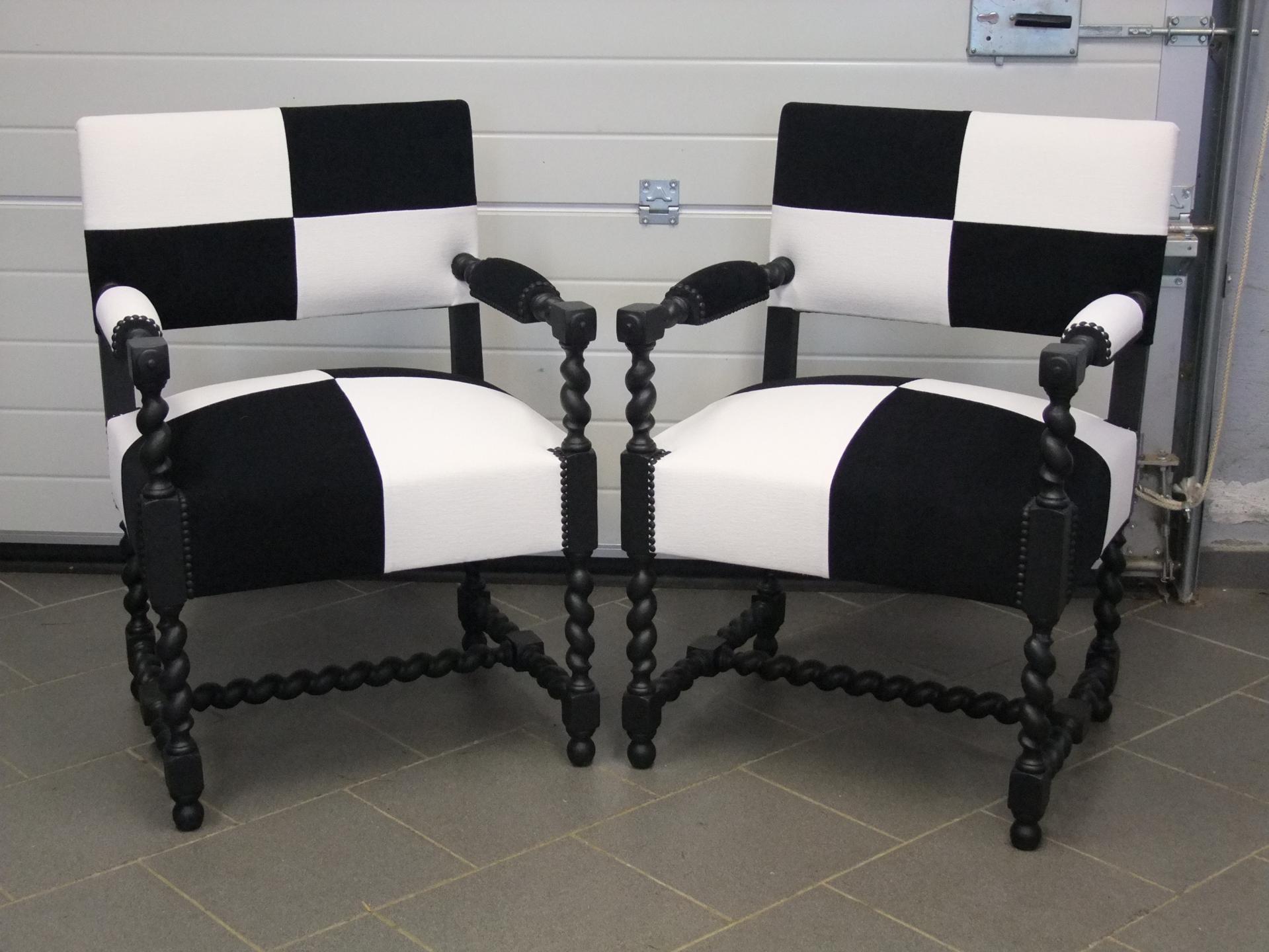 Paire de fauteuils louis XIII à damier